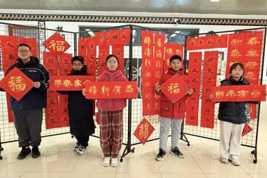 灵蛇献瑞，共贺新春 —— 记城西中学乙巳蛇年师生齐书春联送福活动