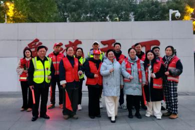 送你一朵小红花，致敬身边的“活雷锋”——城西中学开展学雷锋主题实践活动纪实